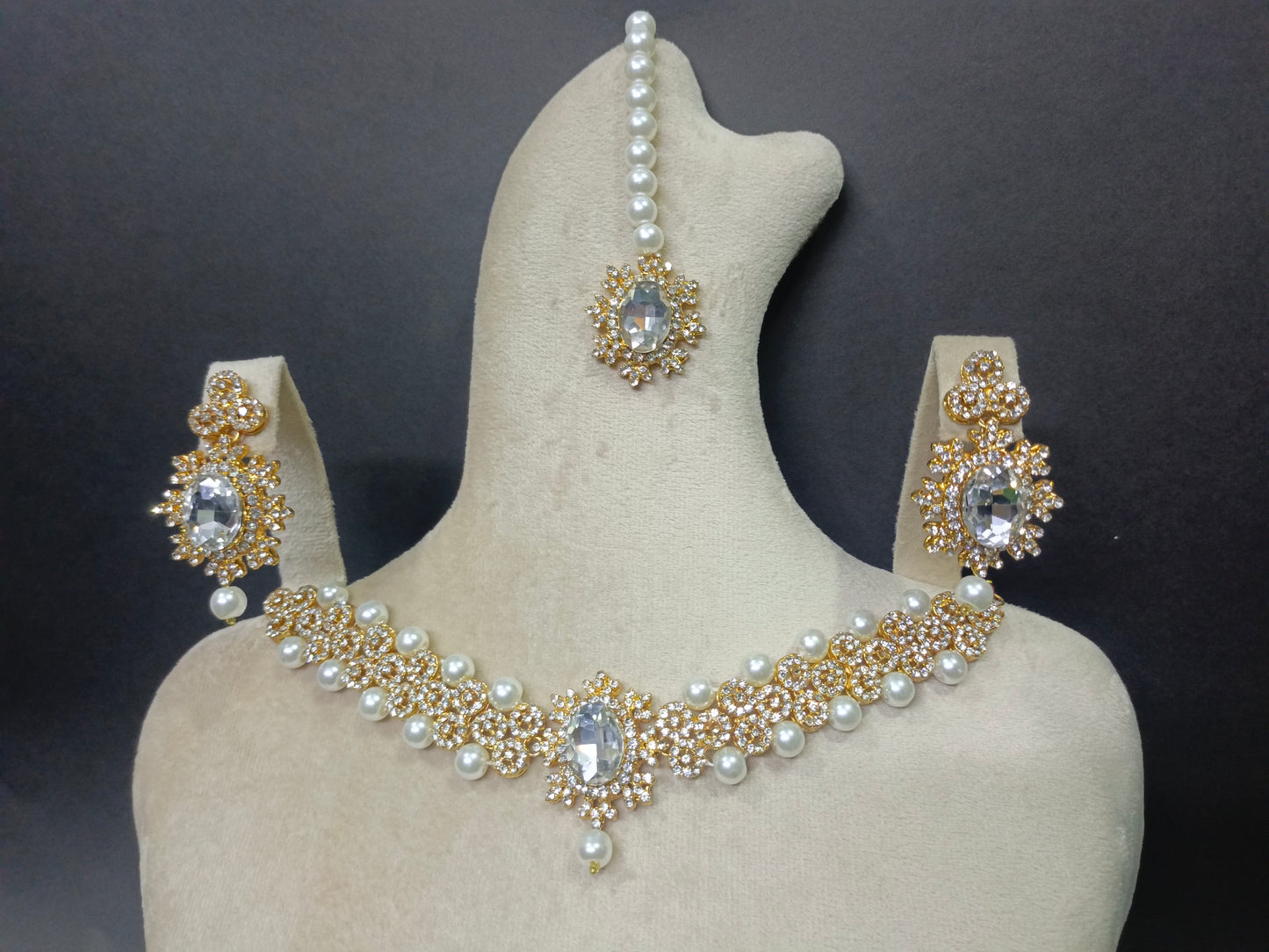 GN01_Elegant Golden White Necklace Set