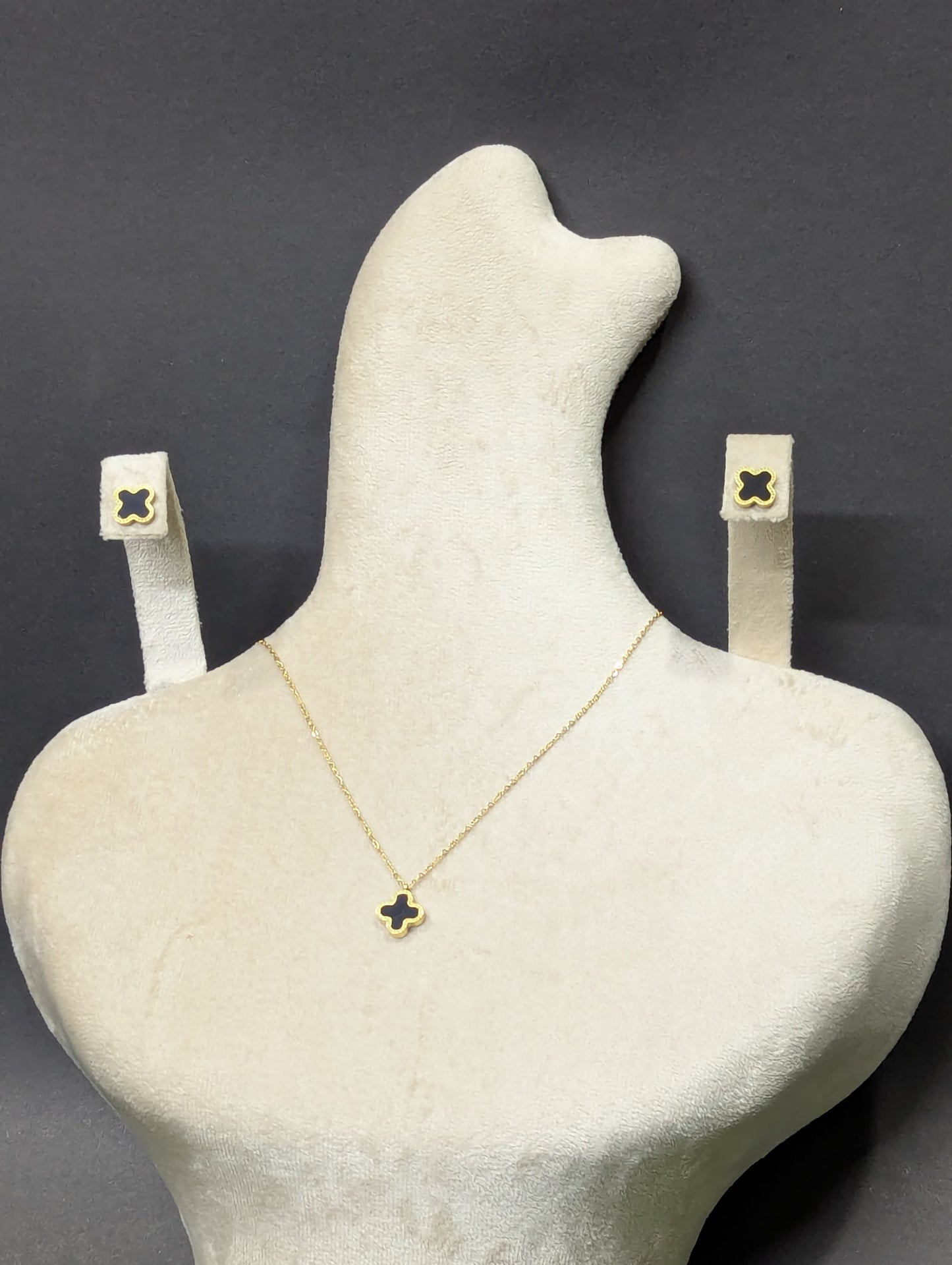 PG02_Golden White Necklace