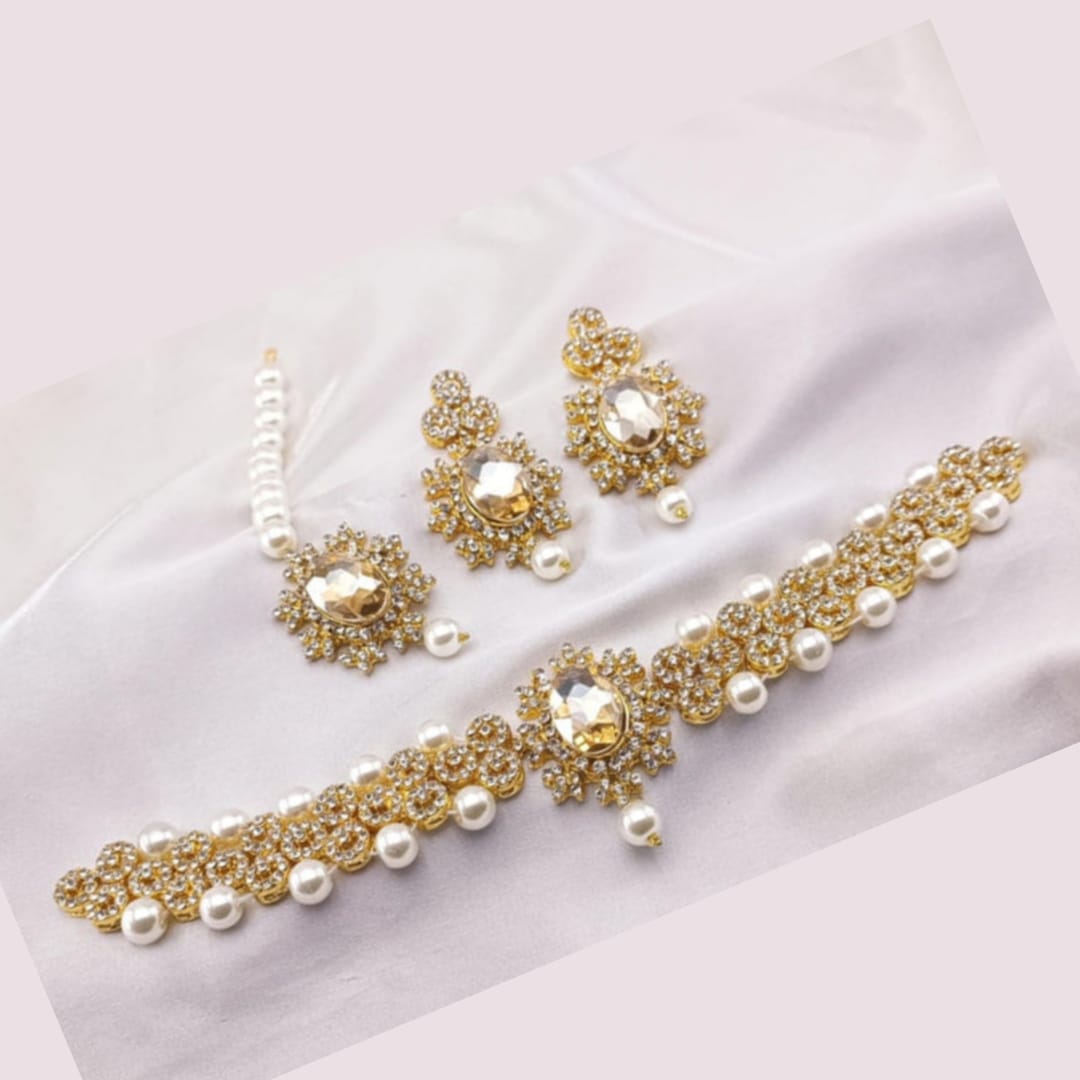 GN01_Elegant Golden White Necklace Set